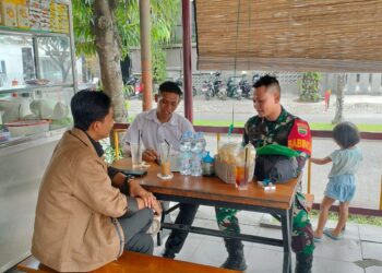 BABINSA KELURAHAN HELVETIA TIMUR MELAKSANAKAN KOMSOS DENGAN TOKOH MASYARAKAT