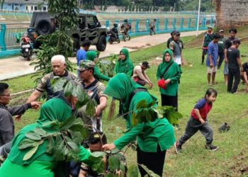 Bersama Warga Koramil 09/Serut Tanam Pohon Dan Bersihkan Saluran Air