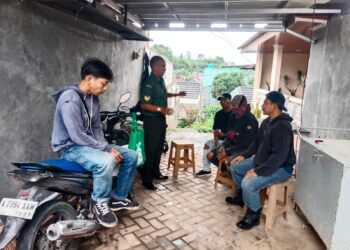 Melalui Komsos,Babinsa Kodim 0510/Tigaraksa Ajak Masyarakat Ciptakan Lingkungan Sehat dan Jaga Kamtibmas