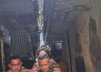 Tanjung Priok Dilanda Banjir,Prajurit TNI AD Evakuasi Masyarakat Gunakan Perahu Karet