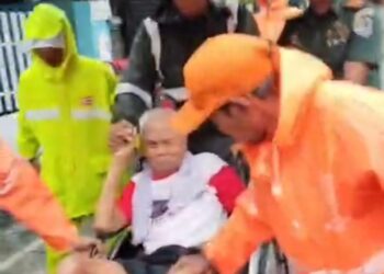 Tanjung Priok Dilanda Banjir,Prajurit TNI AD Evakuasi Masyarakat Gunakan Perahu Karet