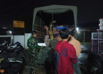 Hadir Ditengah Kesulitan Rakyat,Dandim 0510/Trs Berikan Bantuan kepada Warga Terdamfak Banjir