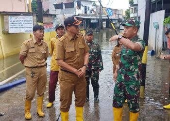 Sigap di Tengah Banjir, Dandim 0507/Bekasi Turun Langsung Pantau Genangan di Jatiasih