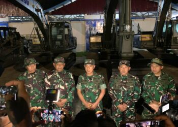 Pangdam IM Serahkan Alat Berat dan Mobil RO, Dandim 0103/Aceh Utara Dampingi untuk Penanganan Pasca Banjir