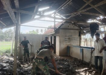 Babinsa Koramil 13/Baktiya Bersama Yon Zipur 6 dan Warga Bersihkan Meunasah Pasca Banjir