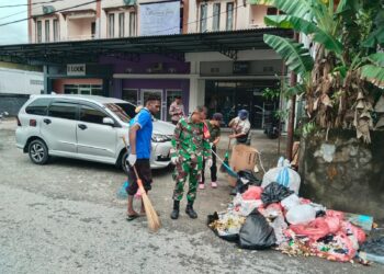 Ciptakan Lingkungan Yang Bersih, Babinsa Koramil Kota Ajak Warga Bersihkan Sampah