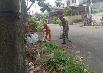 Karbak,Babinsa Jajaran Kodim 0503/JB Bersama Warga Menjaga Ekosistem Lingkungan