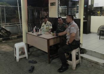 Monitoring Pos Siskamling,Babinsa Koramil 07/KB Pastikan Keamanan Wilayah  Binaan
