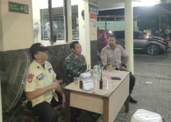 Monitoring Pos Siskamling,Babinsa Koramil 07/KB Pastikan Keamanan Wilayah  Binaan