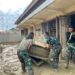 Prajurit Yonif 115/Macan Leuser Bersihkan Lumpur Banjir di Kantor MPD Aceh Tamiang