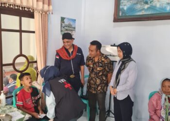 RATUSAN WARGA DAN SANTRI PP NURUL FALAH TEGAL RANDU MAGELANG DILAYANI PADA BAKSOS KESEHATAN  DJARUM FOUNDATION DAN YBSI