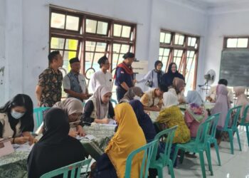 RATUSAN WARGA DAN SANTRI PP NURUL FALAH TEGAL RANDU MAGELANG DILAYANI PADA BAKSOS KESEHATAN  DJARUM FOUNDATION DAN YBSI