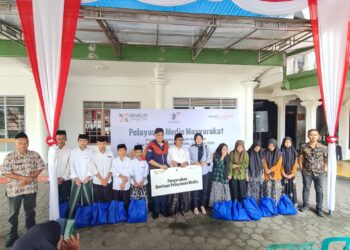 RATUSAN WARGA DAN SANTRI PP NURUL FALAH TEGAL RANDU MAGELANG DILAYANI PADA BAKSOS KESEHATAN  DJARUM FOUNDATION DAN YBSI