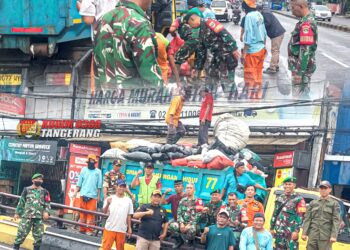 Tindak Lanjut Perintah Danrem 052/Wkr, Satgas Sampah Bergerak Tangani Darurat Sampah di Ciputat