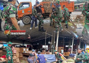 Satgas Sampah Koramil 06/Cibodas Gelar Karya Bakti Bersihkan Pasar Induk Jatiuwung