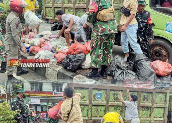 Satgas Sampah Kodim 0506/Tgr Bergerak Cepat Tangani Darurat Sampah di Jalan Raya Serpong