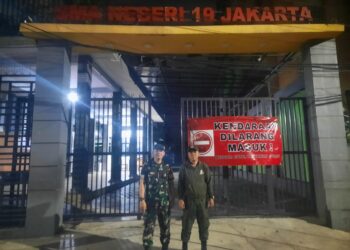 Jamin Keamanan Wilayah Tambora,Babinsa Bersama Komduk Gelar Patroli Siskamling