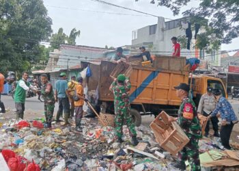 Satgas Sampah Koramil 01/Tgr Bersihkan Sampah di Karawaci