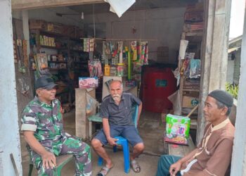 Babinsa Desa Rejai Himbau Warga Jaga Kebersihan Lingkungan Melalui Komsos
