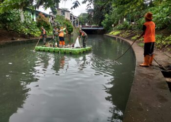 Kali di Jakarta Barat Diserbu TNI,Sampah-sampah Diangkut dan Dibuang Wujudkan Lingkungan Sehat dan Cegah Banjir