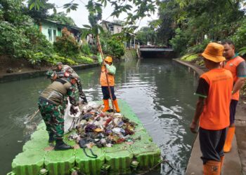 Kali di Jakarta Barat Diserbu TNI,Sampah-sampah Diangkut dan Dibuang Wujudkan Lingkungan Sehat dan Cegah Banjir
