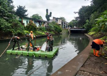 Kali di Jakarta Barat Diserbu TNI,Sampah-sampah Diangkut dan Dibuang Wujudkan Lingkungan Sehat dan Cegah Banjir