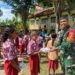 Majukan Semangat Pendidikan, Satgas Pamtas Yonarhanud 2 Kostrad Bagikan 300 Paket Alat Tulis di Perbatasan