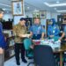DANSESKOAL MENERIMA PENYERAHAN BUKU DARI LAKSAMANA TNI (PURN) PROF. DR. MARSETIO, S.I.P., M.M. UNTUK PERPUSTAKAAN SESKOAL