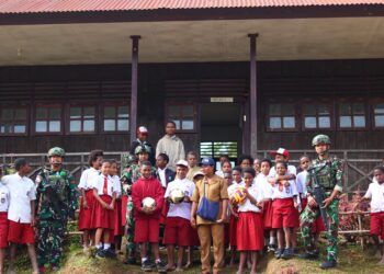TNI Hadir untuk Generasi Muda: Pos Okpol Yonif 751/VJS Bagikan Bola Baru di Kukding