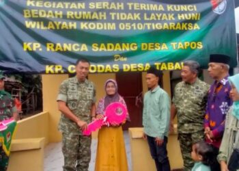 Suasana Haru Terlihat Saat Dandim 0510/Tigaraksa Serahkan Kunci Bedah Rumah di Kp. Ranca Sadang