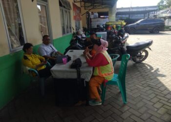 Babinsa Sertu P. Manik Komsos Dengan Petugas Kebersihan