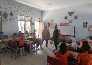 BABINSA KORAMIL 0201-06/MS IKUT DAMPINGI MAKAN SEHAT BERGIZI (MBG) DI UPT SDN 064020 BERSAMA PARA GURU