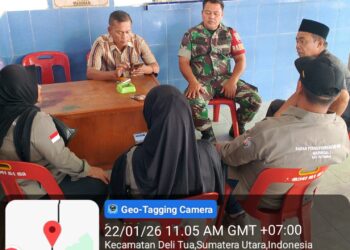 BABINSA KORAMIL 0201-15/DT MELAKSANAKAN KOMSOS DENGAN TOKOH MASYARAKAT UNTUK MENJALIN HUBUNGAN YANG BAIK DI DESA BINAAN