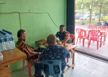 Babinsa Bersama Kepling Melaksanakan Komsos di Wilayah