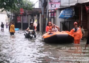 Ditengah Banjir Melanda Jakarta Utara,Prajurit TNI AD Tunjukan Kepedulian ,Evakuasi Warga dan Bagikan Nasi Bungkus