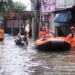 Ditengah Banjir Melanda Jakarta Utara,Prajurit TNI AD Tunjukan Kepedulian ,Evakuasi Warga dan Bagikan Nasi Bungkus