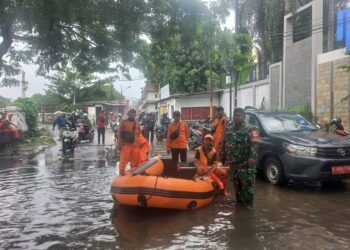 Banjir Melanda Wilayah Jakarta Barat,TNI Sigap Berikan Bantuan dan Evakuasi Warga