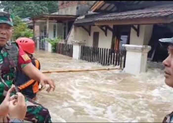 Ditengah Kepanikan Warga Menghadapi Banjir ,TNI Sigap Evakuasi Gunakan LCR