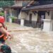 Ditengah Kepanikan Warga Menghadapi Banjir ,TNI Sigap Evakuasi Gunakan LCR