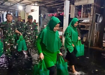 Dengan Senyuman ,Istri Tentara Hadir Ditengah Kesulitan Masyarakat,Tawa dan Ceria Kembai Terlihat