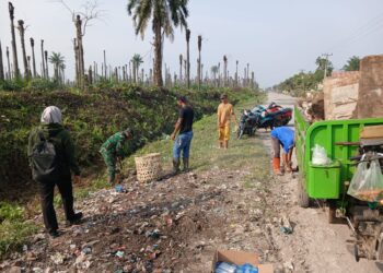 Perkuat Kemanunggalan TNI–Rakyat, Koramil 01/AK Gotong Royong Bersama Perangkat Kelurahan Aek Kanopan Timur