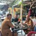 Babinsa Bersama Lurah Dan Kepling Melaksanakan Komsos di Wilayah.