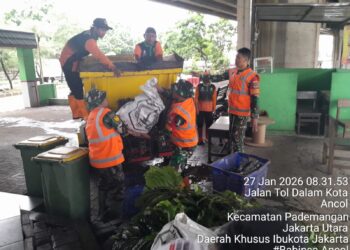Bergumul Dengan Kotoran,Satgas Sampah Kodim 0502/JU Tak Pernah Mundur Untuk Wujudkan Lingkungan Bersih
