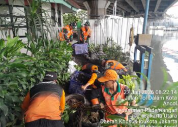 Bergumul Dengan Kotoran,Satgas Sampah Kodim 0502/JU Tak Pernah Mundur Untuk Wujudkan Lingkungan Bersih