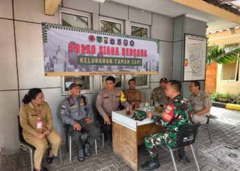 Melalui Komsos, Babinsa Koramil 01/TS Ajak Unsur Kelurahan dan Warga Jaga Kebersihan Lingkungan ,Mencegah Banjir dan Penyakit