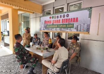 Komsos di Posko Siaga Bencana,Babinsa Jajaran Kodim 0503/JB Ajak Perangkat Kelurahan Cegah Banjir Dengan Peduli Lingkungan
