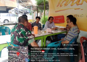 Babinsa Sukaramai II Laksanakan Silaturahmi dan Komunikasi Sosial Bersama Warga di Warkop Ridho