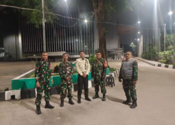 Jaga Keamanan Malam Hari, TNI Terus Lakukan Patroli Malam Bersama Komduk