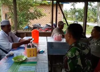 BABINSA KORAMIL 0201-12/HP SERTU ACHYARIS MELAKSANAKAN KOMSOS BERSAMA BABINKAMTIBMAS DAN TOKOH MASYARAKAT