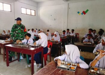 Dukung Program Nasional, Babinsa Bulu Cina Koramil 0201-12/Hp Dampingi Penyaluran Makan Bergizi Gratis di Sekolah